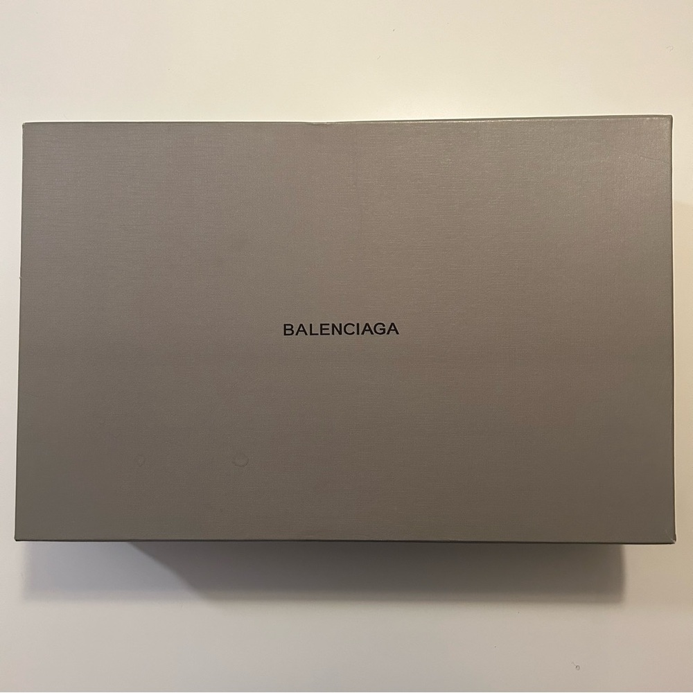 Balenciaga X Crocs Boots SIZE 39
Runs small This is a reposh ready to rotate